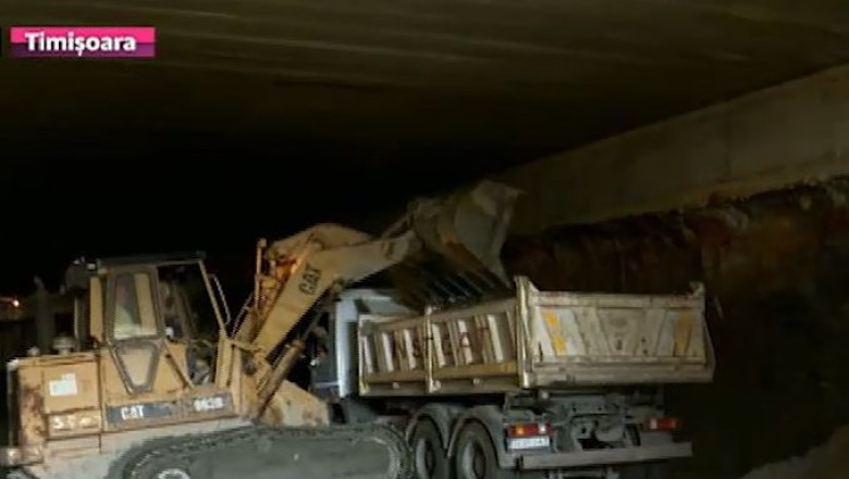 Tunel romanesc, mana de lucru straina. Mii de metri cubi de pamant, scosi de sub pasajul din zona Michelangelo Imagine