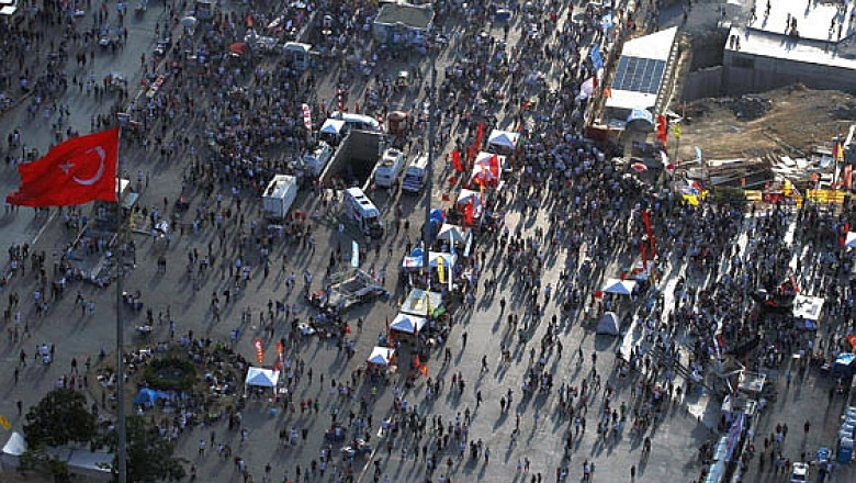 Turcia: Luptele continua la Istanbul, Gezi Parc s-a transformat in spital de campanie Imagine