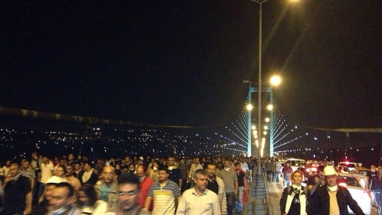 TURCIA. Noapte agitata la Istanbul: manifestantii au trecut Podul Bosfor, in Taksim si Gezi Parc se face curatenie Imagine