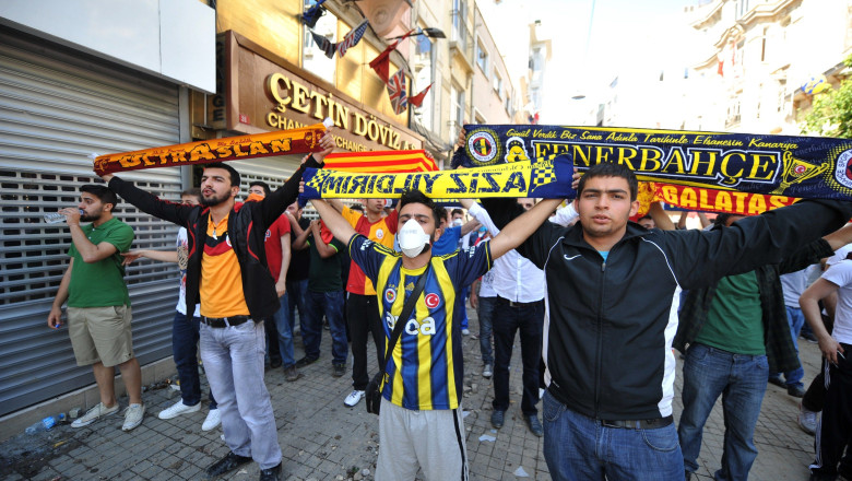 TURCIA. Suporterii echipelor rivale din Istanbul protesteaza impreuna Imagine