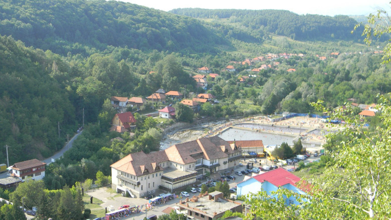 Turism doar pe hartie. Cum arata singura statiune balneara din Gorj, in care drumurile sunt tot fara asfalt. „Ce sa vada turistii?!” Imagine