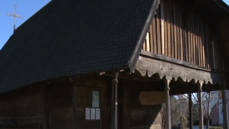 TURIST ACASA. Biserica de lemn din Poiana are o vechime de 300 de ani Imagine