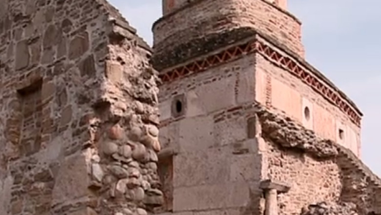 TURIST ACASA. Biserica din Densus adaposteste stela funerara a generalului Longinus Maximus Imagine