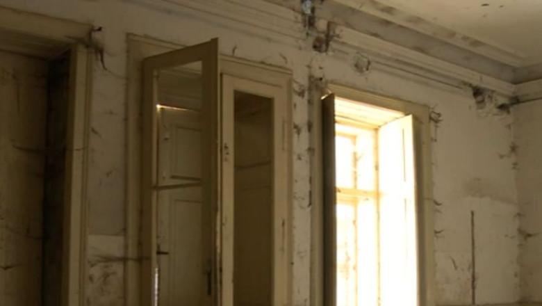 Turist acasa. Budila, comuna cu patru castele distruse de comunisti Imagine