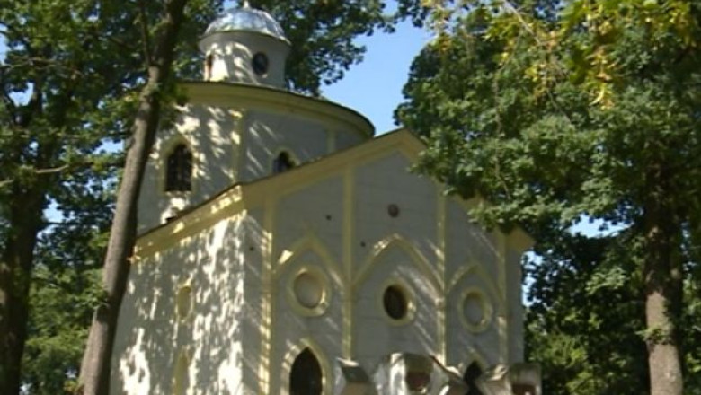 TURIST ACASA. Capela de la gradina zoologica din Oradea Imagine