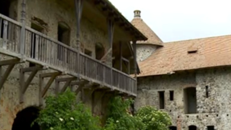 TURIST ACASA. Castelul din Racos, la jumatatea distantei dintre Brasov si Sighisoara Imagine