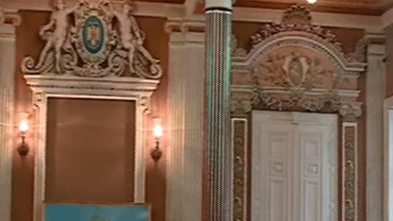 TURIST ACASA. Cladirea primariei Arad impresioneaza prin eleganta si stralucirea ornamentelor interioare Imagine