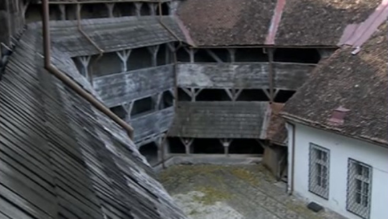 TURIST ACASA. Colectie de arme medievale la Bastionul Tesatorilor din Brasov Imagine