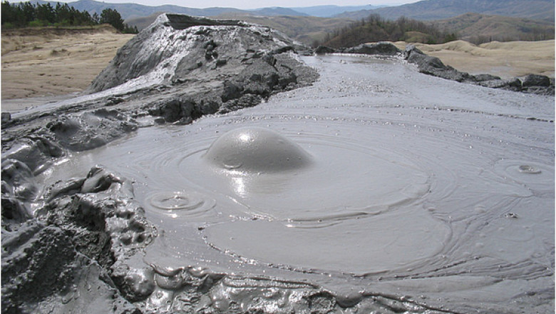 Turist acasa. Cum ajungeti la Vulcanii Noroiosi si cat costa cazarea in zona Imagine