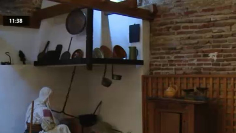 TURIST ACASA. Expozitie de costume populare si icoane pe sticla, in Casa Baniei din Craiova Imagine