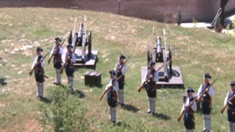 TURIST ACASA. In Cetatea Alba Carolina se schimba garda in fiecare sambata Imagine