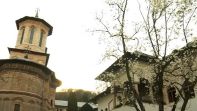 TURIST ACASA. Manastirea dintr-un Lemn, loc de inchinaciune pentru aviatori si marinari Imagine