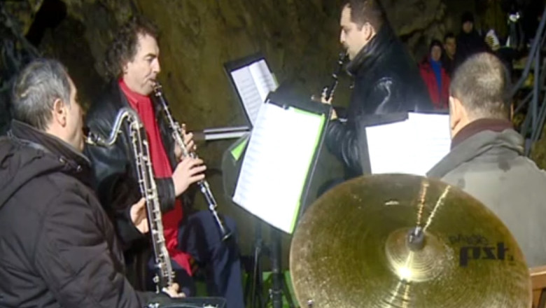 TURIST ACASA. Muzica printre stalactite in pestera Valea Cetatii Imagine