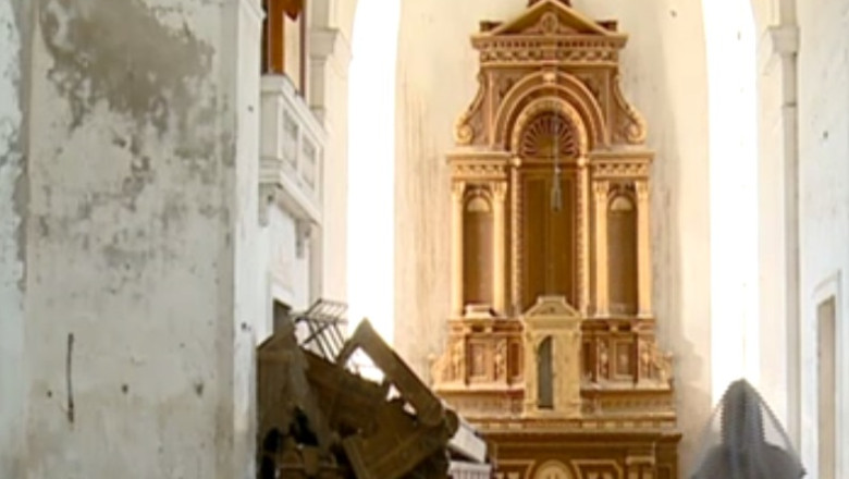 TURIST ACASA. O biserica-mausoleu domina localitatea Bobda din Timis Imagine