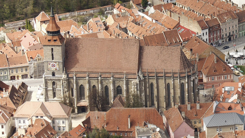 TURIST ACASA. Obiective turistice in Piata Sfatului din Brasov Imagine