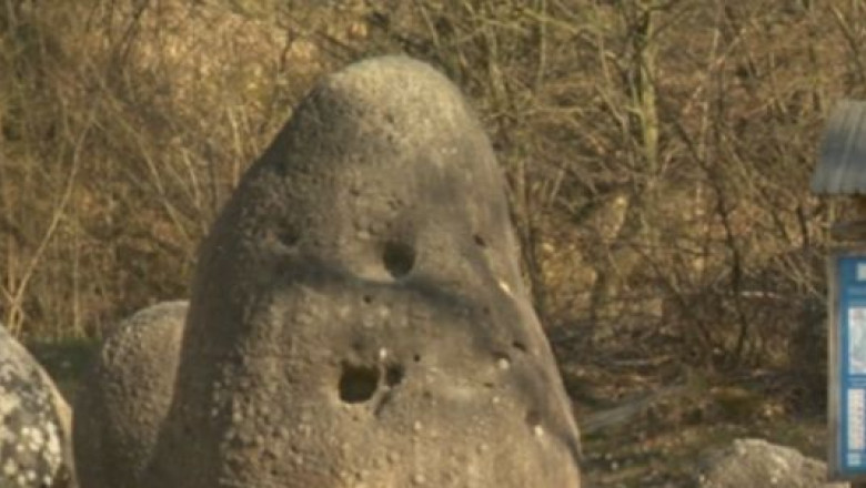 TURIST ACASA. Rezervatia Naturala Muzeul Trovantilor, obiectiv turistic surprinzator Imagine