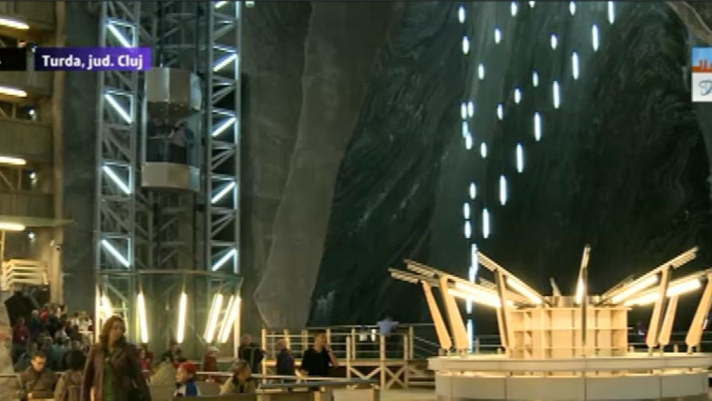 Turist acasa. Salina Turda, considerat al doilea cel mai frumos loc subteran din lume Imagine