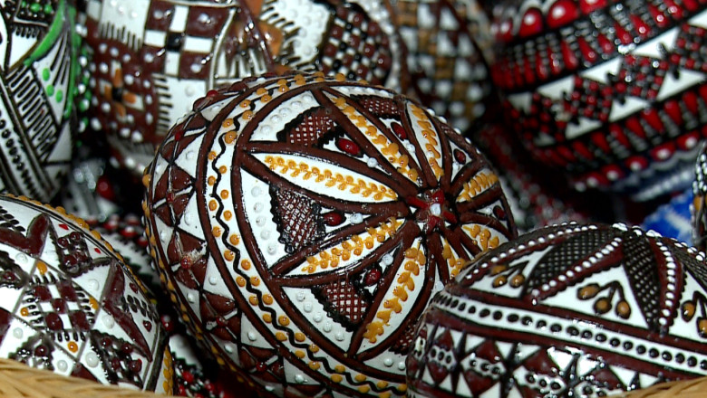 TURIST ACASA. Satul oualor incondeiate Imagine