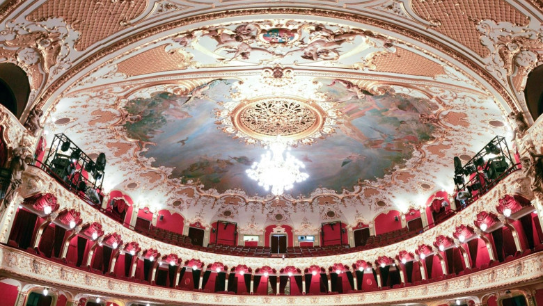 TURIST ACASA. Teatrul National Vasile Alecsandri, un monument al arhitecturii Imagine