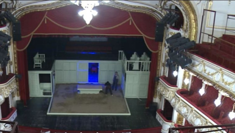 TURIST ACASA. Teatrul Regina Maria din Oradea, vechi de peste un secol, a fost restaurat recent Imagine