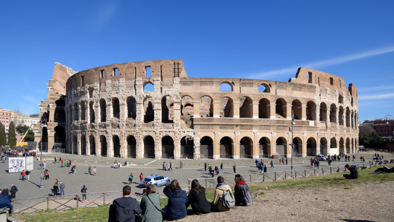 Turisti agresati si fortati sa plateasca in Roma, dupa ce faceau „selfie-uri imperiale” alaturi de barbati costumati in gladiatori Imagine
