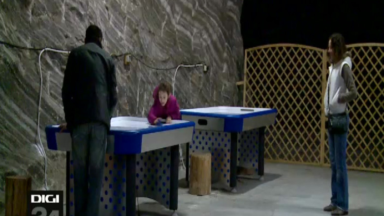 Turisti multi la Ocnele Mari, in Valcea   Imagine