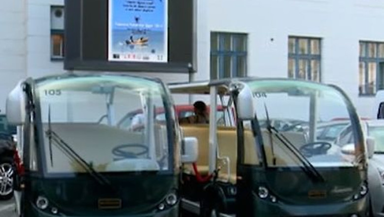 Turisti plimbati cu microbuzul electric. Cele doua vehicule au 14 locuri fiecare Imagine