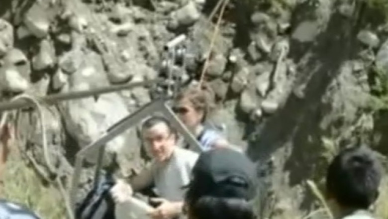 Turisti salvati cu un telescaun improvizat Imagine