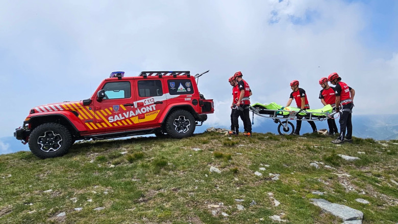 Turisti straini atacati de caini in Muntii Rodnei. De frica, s-au refugiat intr-o cabana. A fost solicitata interventia Salvamont Imagine
