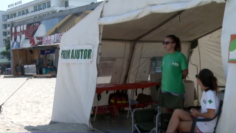 Turistii care isi petrec concediul pe litoral nu prea gasesc corturi de prim ajutor daca ii rapune canicula Imagine