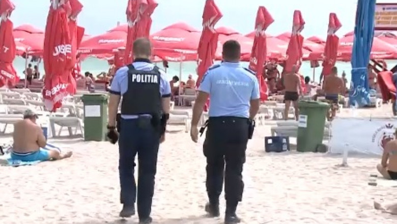 Turistii de pe litoral sunt scosi din apa cu politia. In toate statiunile este arborat steagul rosu care interzice inotul Imagine