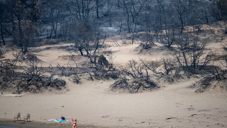 Turistii evacuati din Rodos din cauza incendiilor vor primi o vacanta gratuita anul viitor Imagine