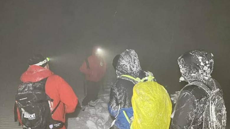 Turistii rataciti pe munte din cauza viscolului au fost recuperati de salvamontisti. ”Nu aveau nici o sansa sa supravietuiasca” Imagine