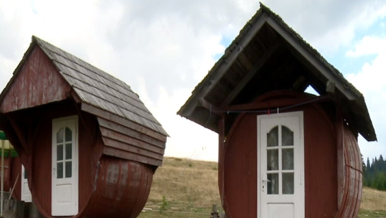 Turistii se pot caza la Padis in butoaie transformate in camere Imagine