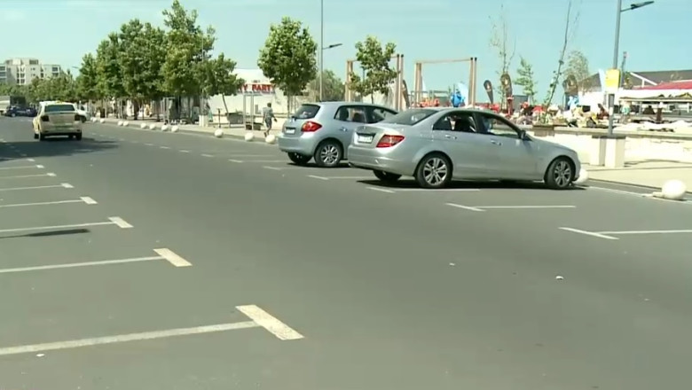 Turistii si localnicii sunt revoltati de taxa de parcare din Mamaia. Primarul propune sa fie eliminata pe timpul noptii Imagine