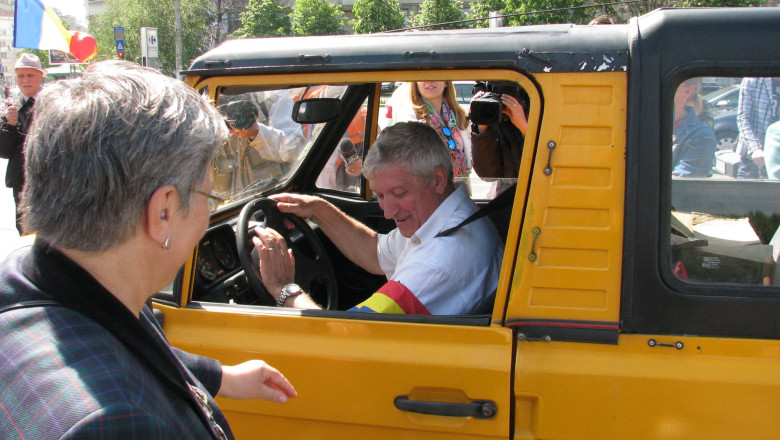 Turneu electoral cu ARO 10. Mircea Diaconu a inceput „Ocolul Romaniei in 22 de zile” Imagine