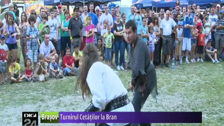 Turnirul Cetatilor la Bran. Cavalerii le-au aratat turistilor cum se traia in Evul Mediu  Imagine