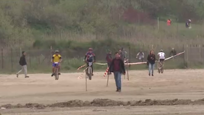 Turul Nisipului. Turul ciclist pe nisip din Constanta a adunat 200 sute de concurenti Imagine