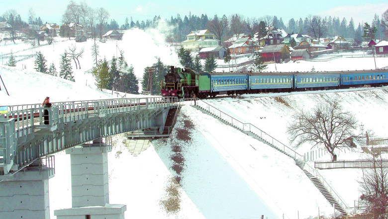 Ucraina a suspendat toate trenurile si cursele de autobuz catre Crimeea Imagine