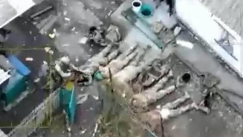 Ucraina acuza ca rusii au executat cinci soldati ucraineni care s-au predat. „I-au fortat sa se intinda la pamant” Imagine
