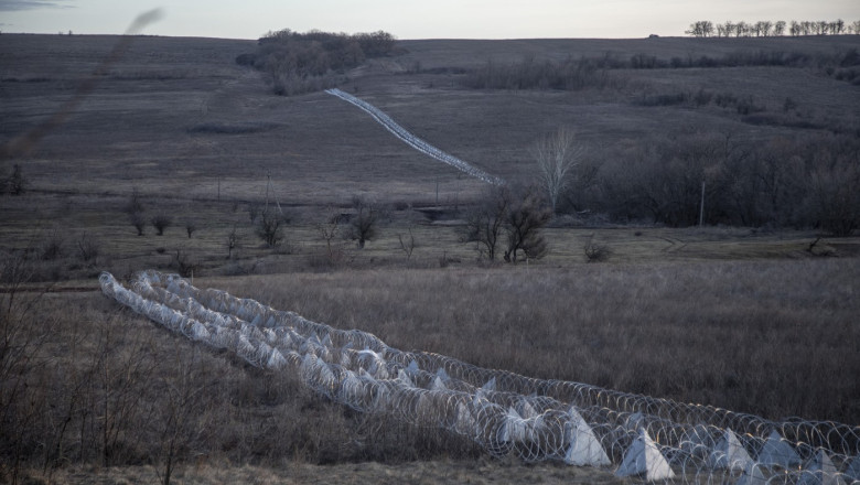 Ucraina construieste „24 de ore din 24” linii de fortificatii in fata rusilor Imagine
