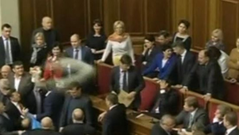 Ucraina. Deputatii din opozitie l-au atacat pe un parlamentar al puterii cu grau Imagine