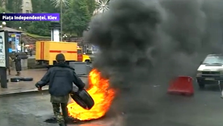Ucraina, fara odihna. Pe Maidan, oamenii au incendiat din nou cauciucuri: noul primar Vitali Klitschko a dispus distrugerea baricadelor Imagine