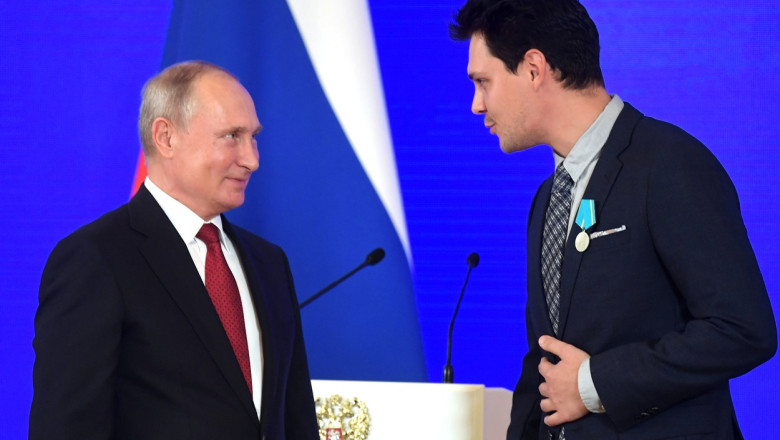 Ucraina il acuza pe un actor sarb care va juca in serialul „The White Lotus” ca sustine Rusia. Putin l-a decorat in 2018 Imagine