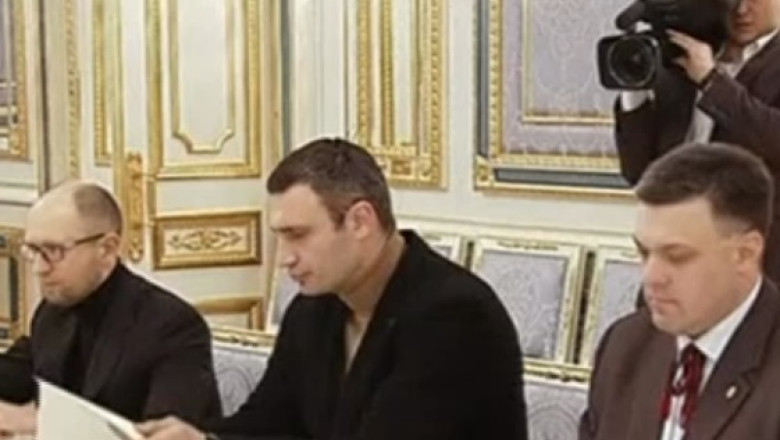 UCRAINA. Liderul opozitiei, Arseni Iateniuk, a refuzat postul de premier oferit de presedintele Ianukovici Imagine