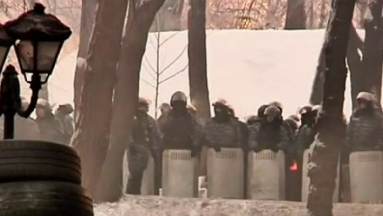 Ucraina. Mii de protestatari incearca sa ia cu asalt o cladire ocupata de forte speciale, in centrul Kievului Imagine