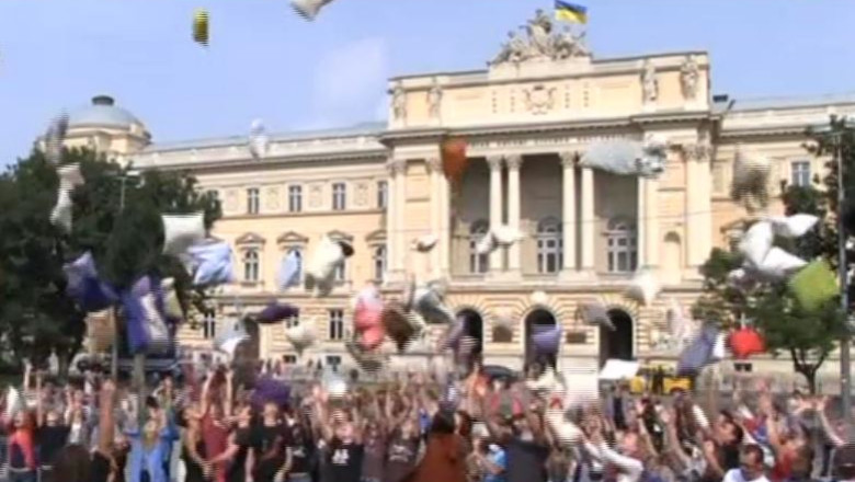 Ucraina. Peste 300 de studenti au marcat incheierea verii printr-o bataie cu perne Imagine