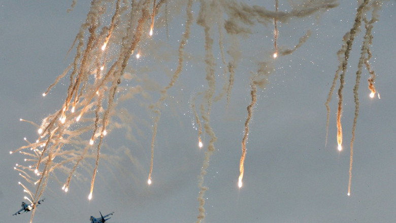 Ucraina spune ca avioanele rusesti bombardeaza rutele navelor civile din Marea Neagra Imagine