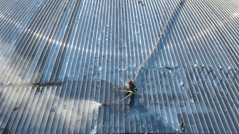 Ucrainenii au inceput sa repare scutul centralei nucleare de la Cernobil, lovit de o drona ruseasca Imagine