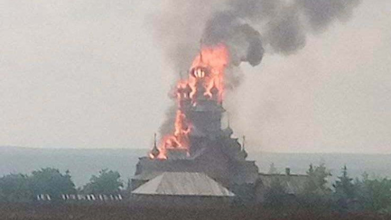 Ucrainenii ii acuza pe rusi ca au bombardat o biserica din lemn, veche de peste 100 de ani. „Un ranjet al lumii barbare ruse” Imagine